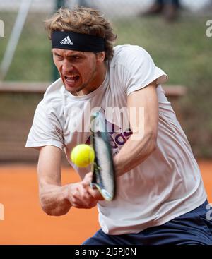 Monaco di Baviera, Germania. 25th Apr 2022. Tennis: ATP Tour - Monaco, Singoli, uomini, pratica. Alexander Zverev dalla Germania sul tribunale di pratica. Credit: Sven Hoppe/dpa/Alamy Live News Foto Stock