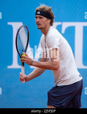 Monaco di Baviera, Germania. 25th Apr 2022. Tennis: ATP Tour - Monaco, Singoli, uomini, pratica. Alexander Zverev dalla Germania sul tribunale di pratica. Credit: Sven Hoppe/dpa/Alamy Live News Foto Stock