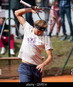 Monaco di Baviera, Germania. 25th Apr 2022. Tennis: ATP Tour - Monaco, Singoli, uomini, pratica. Alexander Zverev dalla Germania reagisce al tribunale di pratica. Credit: Sven Hoppe/dpa/Alamy Live News Foto Stock