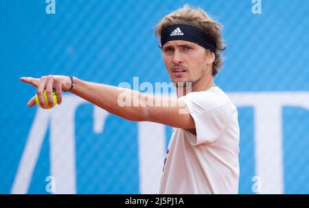 Monaco di Baviera, Germania. 25th Apr 2022. Tennis: ATP Tour - Monaco, Singoli, uomini, pratica. Alexander Zverev dalla Germania sul tribunale di pratica. Credit: Sven Hoppe/dpa/Alamy Live News Foto Stock