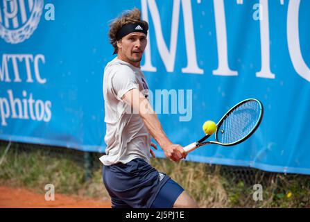 Monaco di Baviera, Germania. 25th Apr 2022. Tennis: ATP Tour - Monaco, Singoli, uomini, pratica. Alexander Zverev dalla Germania sul tribunale di pratica. Credit: Sven Hoppe/dpa/Alamy Live News Foto Stock