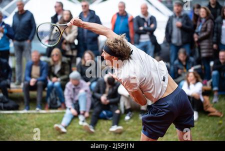 Monaco di Baviera, Germania. 25th Apr 2022. Tennis: ATP Tour - Monaco, Singoli, uomini, pratica. Alexander Zverev dalla Germania sul tribunale di pratica. Credit: Sven Hoppe/dpa/Alamy Live News Foto Stock