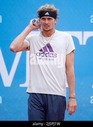 Monaco di Baviera, Germania. 25th Apr 2022. Tennis: ATP Tour - Monaco, Singoli, uomini, pratica. Alexander Zverev dalla Germania sul tribunale di pratica. Credit: Sven Hoppe/dpa/Alamy Live News Foto Stock