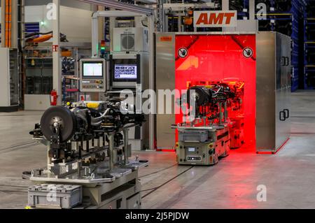 Meerane, Germania. 25th Apr 2022. Un assale posteriore assemblato con motore elettrico per un veicolo elettrico Volkswagen viene misurato completamente automaticamente. La posa della pietra di fondazione per il padiglione 7 nel Parco industriale di Meerane, nello stesso giorno, rappresenta l'estesa realizzazione del parco industriale. La sala logistica serve per espandere il montaggio degli assali, che si svolge dall'altra parte della strada quasi in vista dello stabilimento VW Mosel a Zwickau. È qui che vengono fabbricati gli assali per i veicoli elettrici del gruppo VW. Credit: Jan Woitas/dpa/Alamy Live News Foto Stock