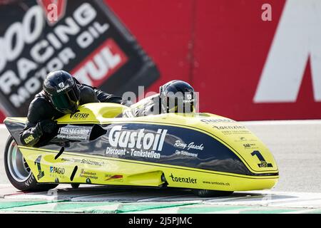 ASSEN, PAESI BASSI - APRILE 24: Markus Schlosser di Svizzera e Marcel Fries di Svizzera in sella alla FIM Sidecar Race 2 durante il WorldSBK Motul Dutch Round al TT Circuit Assen il 24 Aprile 2022 ad Assen, Paesi Bassi (Foto di Andre Weening/Orange Pictures) Foto Stock