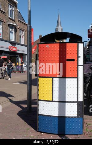 Bidoni dei rifiuti nel centro di Winterswijk con un look Mondrian, in modo che i bidoni dei rifiuti si distinguano di più. Qui è cresciuto il pittore olandese Piet Mondrian Foto Stock