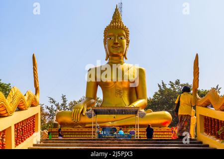 Pattaya, Thailandia - 7 dicembre 2009: Statua del Grande Buddha d'oro di 18 metri a Wat Phra Yai a Pattaya Foto Stock
