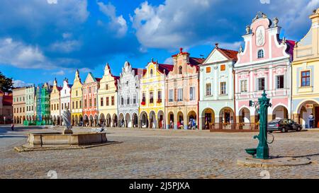 Telc, Repubblica Ceca - 10 ottobre 2009: Case rinascimentali sulla piazza principale di Telc, un sito patrimonio mondiale dell'UNESCO Foto Stock