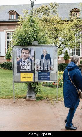 Strasburgo, Francia - 24 aprile 2022: Giornata delle elezioni in Francia, persone che camminano per manifesti vicino a Pavillon Josephine persone sono chiamati a scegliere il presidente del governo tra Emmanuel Macron e Marine le Pen Foto Stock