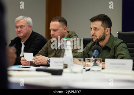 Kiev, Ucraina. 24th Apr 2022. Il Presidente ucraino Volodymyr Zelenskyy, Right, e Capo dell'Ufficio del Presidente dell'Ucraina Andriy Yermak, centro, durante un incontro faccia a faccia con il Segretario della Difesa degli Stati Uniti Lloyd Austin, e il Segretario di Stato degli Stati Uniti Tony Blinken, 24 aprile 2022 a Kiev, Ucraina. Austin e Blinken sono i funzionari statunitensi di più alto rango a visitare Kiev dall'invasione russa. Credit: Ukraine Presidency/Ukraine Presidency/Alamy Live News Foto Stock