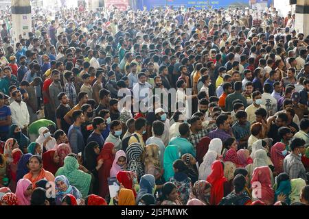 Dhaka, Bangladesh. 25th Apr 2022. La gente del Bangladesh aspetta in coda per ritirare i biglietti alla stazione ferroviaria di Komolapur mentre le ferrovie del Bangladesh iniziano a vendere i biglietti anticipati prima della vacanza di Eid al-Fitr a Dhaka, Bangladesh, 25 aprile 2022. EID al-Fitr è un'importante festa religiosa celebrata dai musulmani in tutto il mondo che segna la fine del Ramadan, il mese santo islamico del digiuno. (Foto di Suvra Kanti Das/Sipa USA) Credit: Sipa USA/Alamy Live News Foto Stock