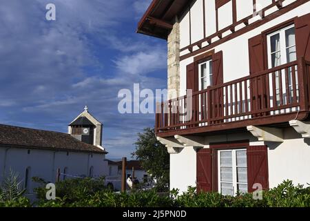 Il centro del villaggio di Bidart con casa e chiesa tradizionali. Regione basca, Francia Foto Stock