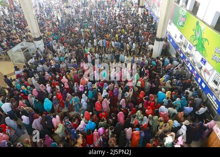 Dhaka, Bangladesh. 25th Apr 2022. La gente del Bangladesh aspetta in coda per ritirare i biglietti alla stazione ferroviaria di Komolapur mentre le ferrovie del Bangladesh iniziano a vendere i biglietti anticipati prima della vacanza di Eid al-Fitr a Dhaka, Bangladesh, 25 aprile 2022. EID al-Fitr è un'importante festa religiosa celebrata dai musulmani in tutto il mondo che segna la fine del Ramadan, il mese santo islamico del digiuno. (Foto di Suvra Kanti Das/Sipa USA) Credit: Sipa USA/Alamy Live News Foto Stock