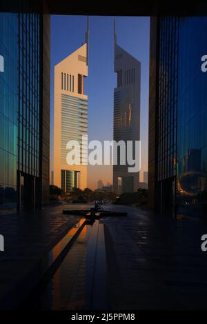 Dubai Luxushotel, Downtown, moderne Architektur, Zukunft, Atemberaubende Aussicht auf die Skyline von Dubai mit den Berühmten Emirates Towers Foto Stock