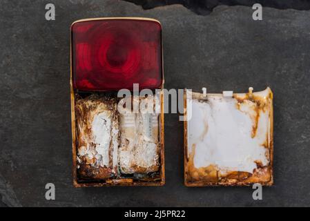 Corrosione delle batterie alcaline. Problema ambientale / riciclaggio / smaltimento sicuro. Tecnologia della batteria. Accumulo di energia elettrica. Foto Stock
