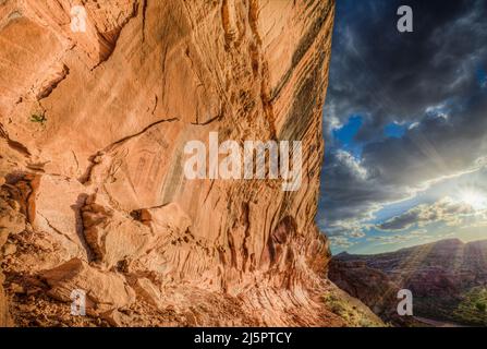 Il Snake Man Pictograph Panel è situato in alto su un muro di arenaria nel Seven Mile Canyon vicino a Moab, Utah. I dipinti sono stati eseguiti nel Barrier Canyo Foto Stock