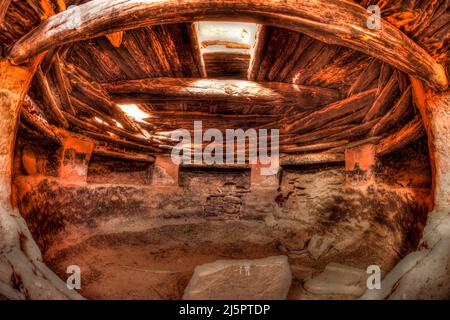 Vista con lenti fish-eye all'interno di una kiva nella rovina dei due Kivas nel monumento nazionale Bears Ears nello Utah. Il complesso dei due ruin Kivas è un piccolo gruppo di Th Foto Stock