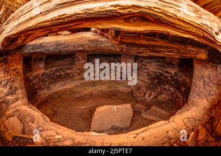 Vista con lenti fish-eye all'interno di una kiva nella rovina dei due Kivas nel monumento nazionale Bears Ears nello Utah. Il complesso dei due ruin Kivas è un piccolo gruppo di Th Foto Stock