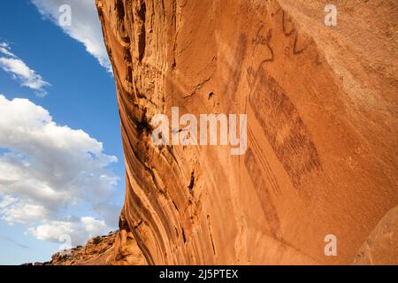 Il Snake Man Pictograph Panel è situato in alto su un muro di arenaria nel Seven Mile Canyon vicino a Moab, Utah. I dipinti sono stati eseguiti nel Barrier Canyo Foto Stock