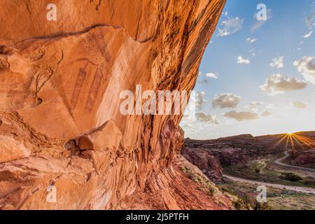 Il Snake Man Pictograph Panel è situato in alto su un muro di arenaria nel Seven Mile Canyon vicino a Moab, Utah. I dipinti sono stati eseguiti nel Barrier Canyo Foto Stock