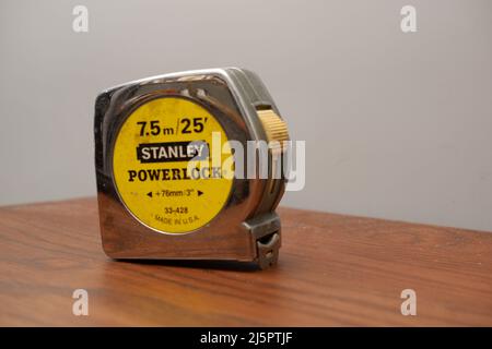 Hong Kong - 25 Apr 2022: STANLEY PowerLock Tape Measure, Heavy-Duty, Engineer Scale con custodia in metallo su sfondo grigio. Foto Stock