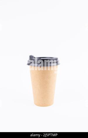 tazza di carta per caffè con coperchio e cannuccia su sfondo bianco Foto Stock
