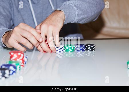 Concetto di gioco di poker con chip, carte sul tavolo. Godendo il momento, detox digitale con gli amici. Messa a fuoco selettiva. Foto di alta qualità Foto Stock