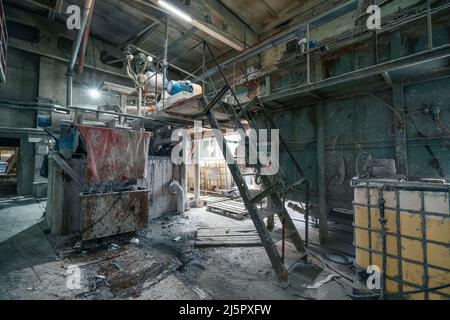 Processo di riciclaggio della carta, impianto di riciclaggio interno. Foto Stock