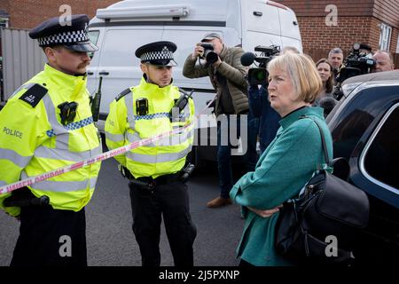 Dopo gli omicidi di quattro persone a Delaford Road a Bermondsey, Southwark, il 25th aprile 2022, a Londra, Inghilterra. Si ritiene che tutte le vittime e una persona arrestata siano conosciute tpo l'una l'altra. Foto Stock