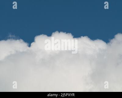 grande nuvola di cumulo puffy nel cielo, primo piano Foto Stock