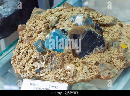 Cristalli di Topaz blu e affumicati nel proprio Quartzite, museo mineralogico Foto Stock