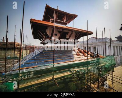 Kathmandu, Bagmati, Nepal. 25th Apr 2022. La gente lavora al sito di ricostruzione del tempio di Trailokya Mohan Narayan, danneggiato durante il terremoto massivo 2015 a Hanumandhoka Durbar Square a Kathmandu, Nepal il 25 aprile 2022. Il Nepal lunedì ha segnato il settimo anniversario di un devastante terremoto di Gorkha che ha ucciso quasi 9.000 persone e lasciato milioni di senzatetto. (Credit Image: © Sunil Sharma/ZUMA Press Wire) Credit: ZUMA Press, Inc./Alamy Live News Foto Stock