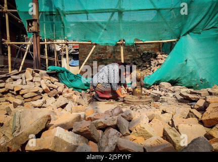 Kathmandu, Bagmati, Nepal. 25th Apr 2022. Una ragazza offre preghiere a un idolo di Lord Shiva a sotto - tempio di ricostruzione danneggiato durante il terremoto massivo 2015 a Kathmandu, Nepal il 25 aprile 2022. Il Nepal lunedì ha segnato il settimo anniversario di un devastante terremoto di Gorkha che ha ucciso quasi 9.000 persone e lasciato milioni di senzatetto. (Credit Image: © Sunil Sharma/ZUMA Press Wire) Credit: ZUMA Press, Inc./Alamy Live News Foto Stock