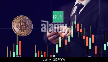 Smartphone con diagramma di scambio Bitcoin . Tenere in mano una moneta Bitcoin Cash d'oro. Commercio sullo scambio di criptovaluta. Foto Stock