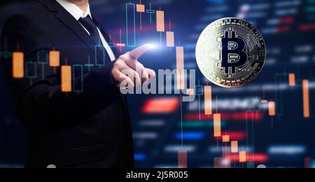 Bitcoin è un sistema di pagamento conveniente nel mercato dell'economia globale. Concetto virtuale di commercio di valuta digitale e investimenti finanziari. Foto Stock