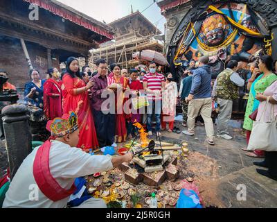 Kathmandu, Bagmati, Nepal. 25th Apr 2022. Le persone offrono preghiere durante una cerimonia religiosa nel sito di ricostruzione di Piazza Hanumandhoka Durbar a Kathmandu, Nepal il 25 aprile 2022. Il Nepal lunedì ha segnato il settimo anniversario di un devastante terremoto di Gorkha che ha ucciso quasi 9.000 persone e lasciato milioni di senzatetto. (Credit Image: © Sunil Sharma/ZUMA Press Wire) Foto Stock