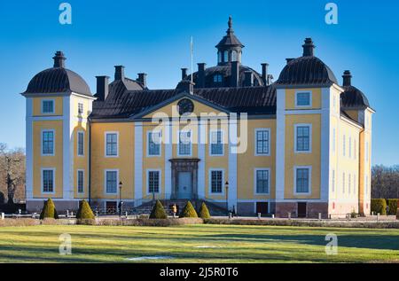 Castello barocco giallo di Stromsholm del 17th secolo (Stromsholm Slott), Stromsholm, Vastmanland, Svezia Foto Stock