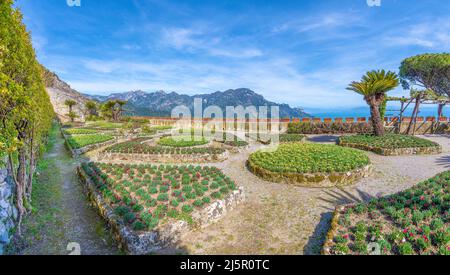 Ravello, Italia; 19 aprile 2022 - una vista sui giardini di Villa Ravello, Italia Foto Stock