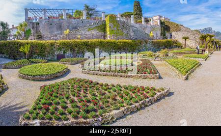 Ravello, Italia; 19 aprile 2022 - una vista sui giardini di Villa Ravello, Italia Foto Stock