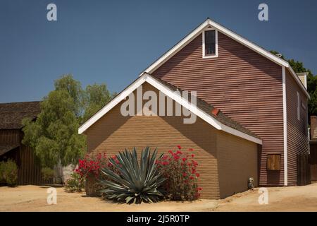 Il retro di una casa a doppia altezza decorata con un'agave e bouganvillea rossa, Old Town San Diego state Park Foto Stock