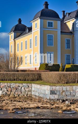 Castello barocco giallo di Stromsholm del 17th secolo (Stromsholm Slott), Stromsholm, Vastmanland, Svezia Foto Stock