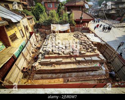 Kathmandu, Bagmati, Nepal. 25th Apr 2022. La gente lavora al sito di ricostruzione del tempio di Krishna, danneggiato durante il massiccio terremoto del 2015 a Hanumandhoka Durbar Square a Kathmandu, Nepal il 25 aprile 2022. Il Nepal lunedì ha segnato il settimo anniversario di un devastante terremoto di Gorkha che ha ucciso quasi 9.000 persone e lasciato milioni di senzatetto. (Credit Image: © Sunil Sharma/ZUMA Press Wire) Foto Stock