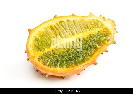 Mezzo kiwano a fette isolato su sfondo bianco Foto Stock