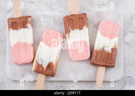 Papicola napoletana con gelato allo yogurt Foto Stock