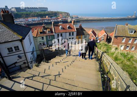 Guardando giù i famosi 199 passi di Whitby per il porto in Whitby North Yorkshire Inghilterra UK Foto Stock