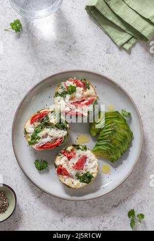 Muffin all'uovo con pomodoro, spinaci e formaggio Foto Stock