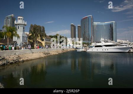 Grande crociera bianca presso il Seaport Village (complesso di negozi, ristoranti e divertimenti sul lungomare) a San Diego Foto Stock