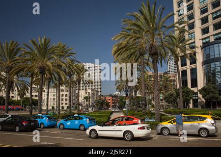 L'auto convertibile passa accanto ad una fermata di taxi di fronte al Manchester Grand Hyatt Hotel a San Diego Foto Stock