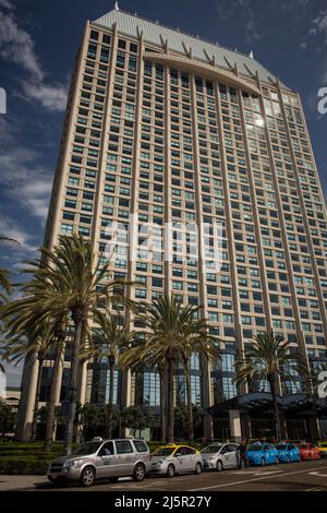 Vista verticale di una fermata di taxi di fronte al Manchester Grand Hyatt Hotel, San Diego Foto Stock