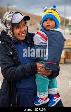Argentina, provincia di Salta - Bambini con bambino a San Antonio de los Cobres Foto Stock